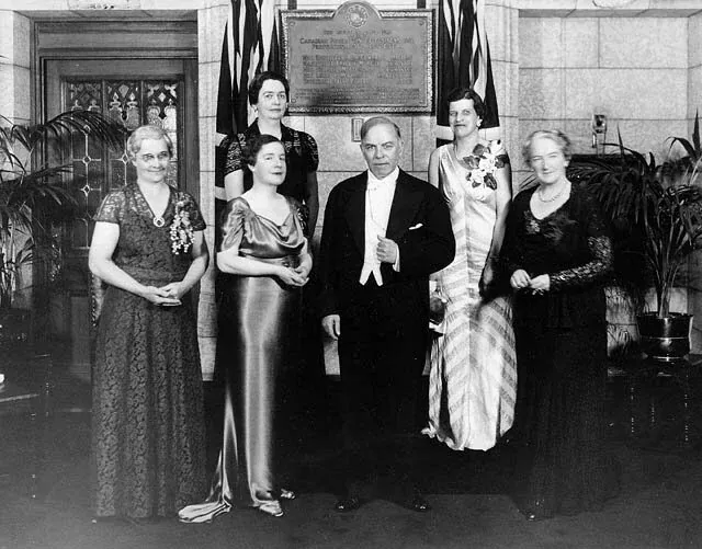 Prime Minister Mackenzie King with guests in formal dress in front of the Persons Case commemorative plaque, 1938